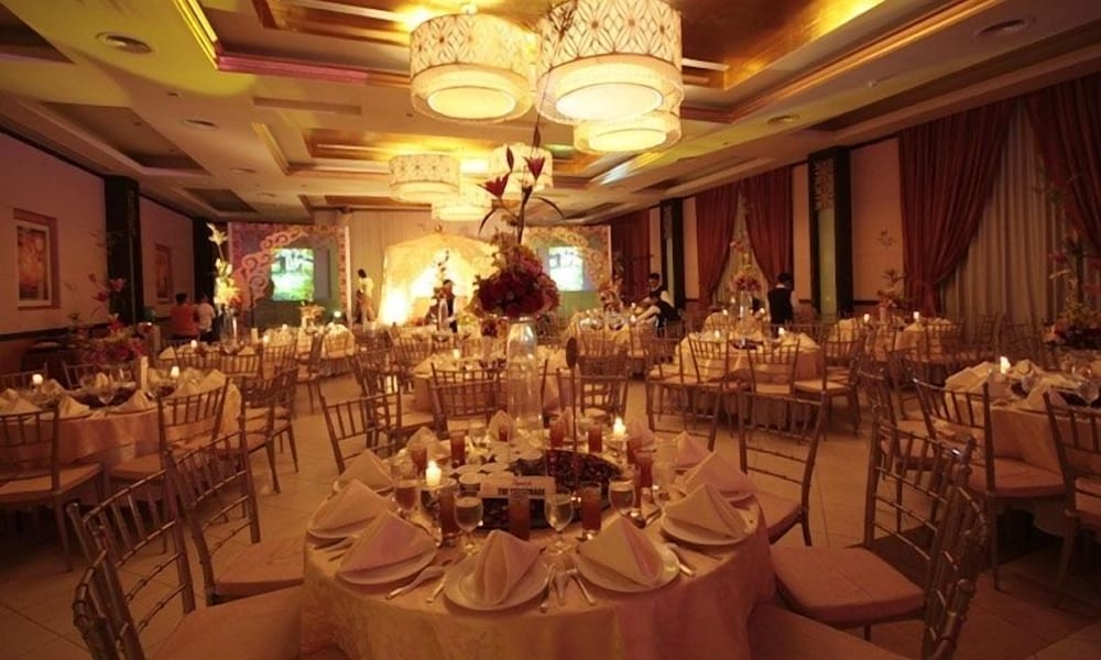 Фото The Avenue Plaza Hotel