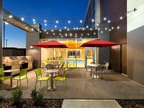 Внешний вид отеля Home2 Suites by Hilton West Edmonton, Alberta, Canada в Эдмонтоне, фото 4