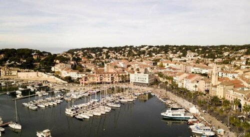 Гостиница Hôtel Restaurant de La Tour в Тулоне