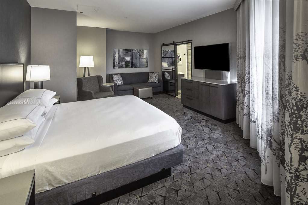 Фото DoubleTree by Hilton Hotel Modesto