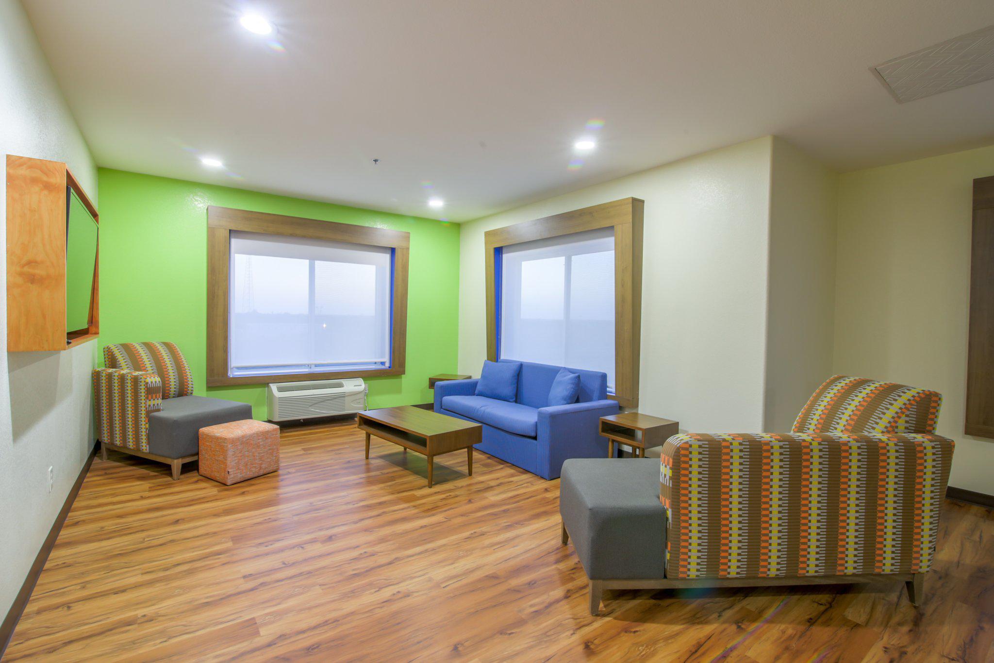 Фото Holiday Inn Express & Suites Raymondville, an Ihg Hotel