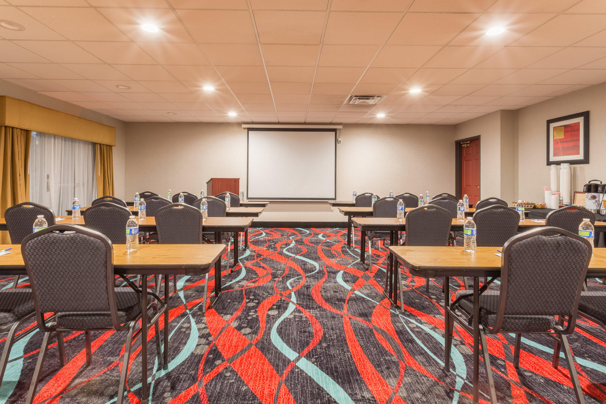 Фото Holiday Inn Express Hotel & Suites Manteca, an Ihg Hotel
