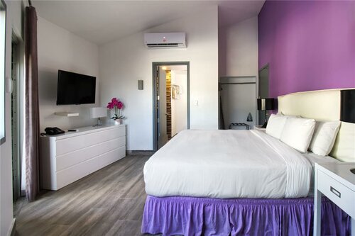 Гостиница Commodore Suites в Синт-Мартене