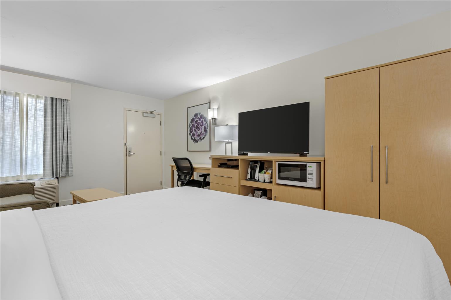 Фото Best Western Plus South Coast Inn