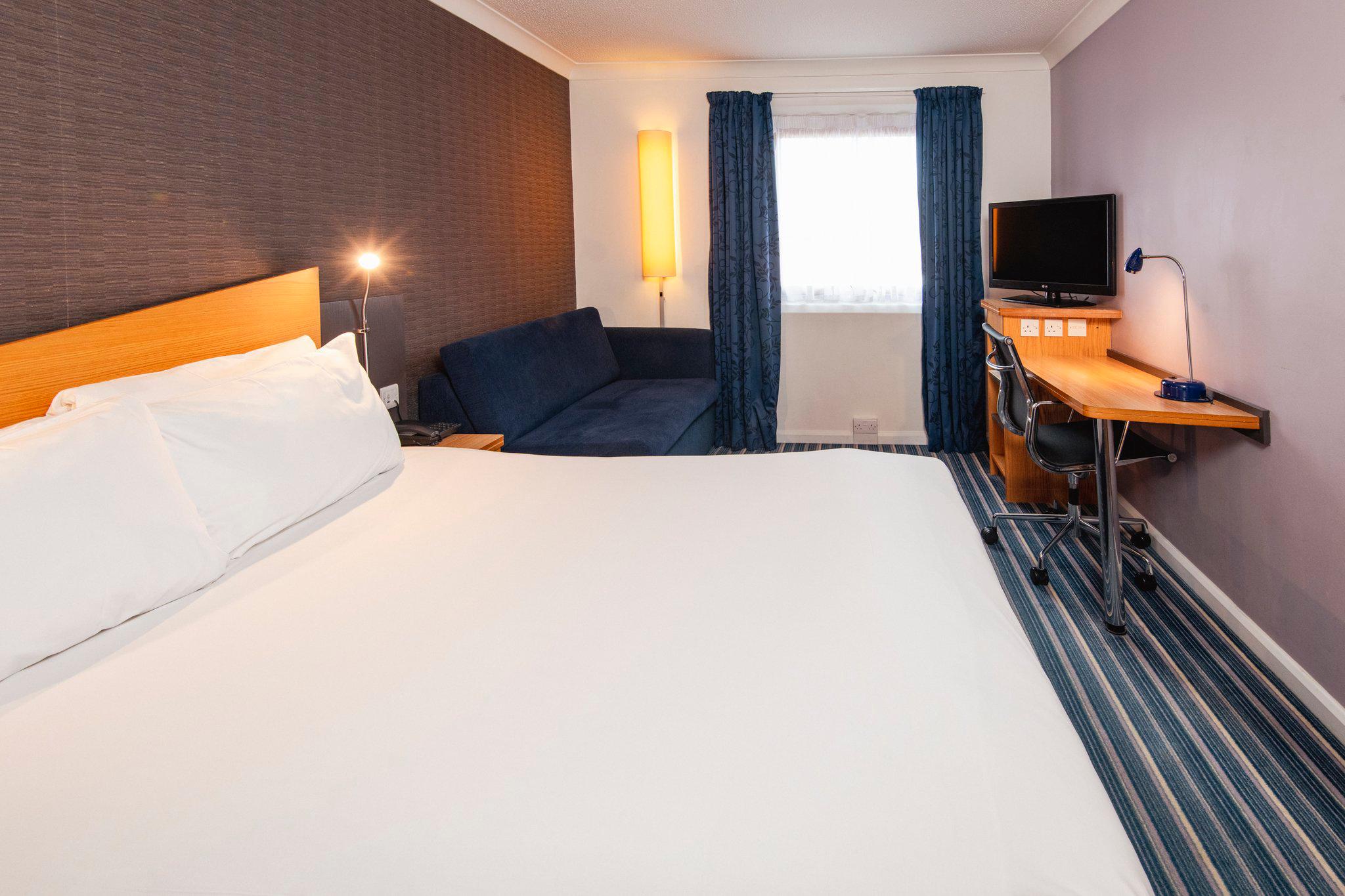 Фото Holiday Inn Express London Chingford