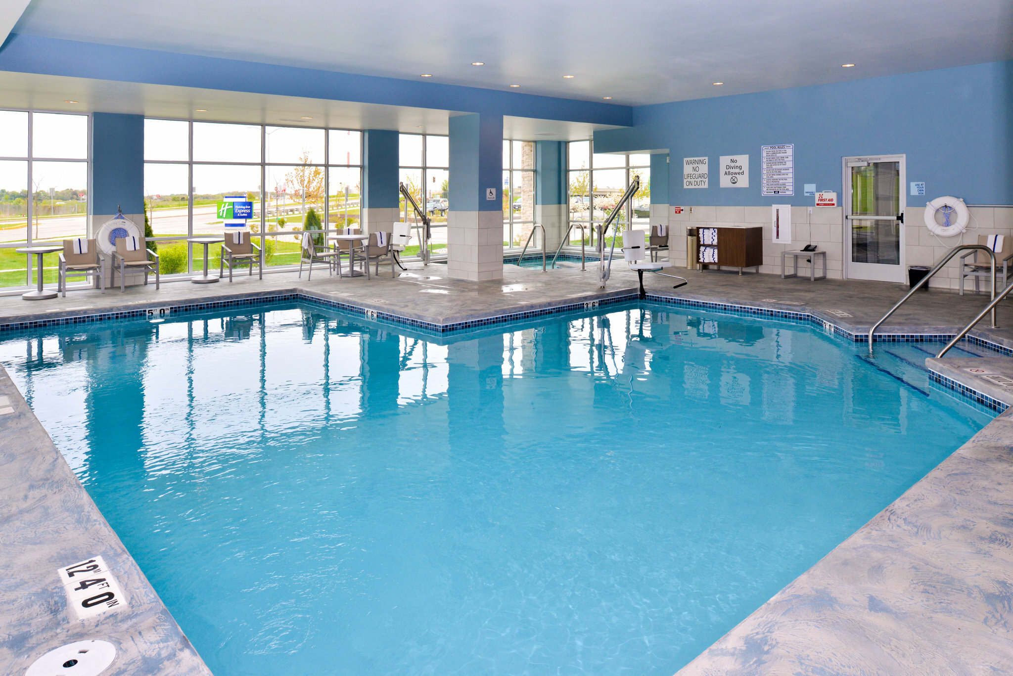 Фото Holiday Inn Express & Suites Madison, an Ihg Hotel
