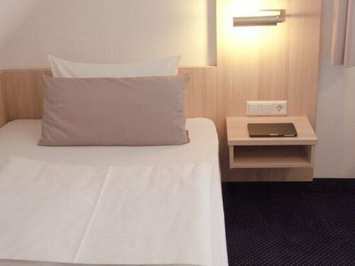 Гостиница Hotel Germania в Ройтлингене