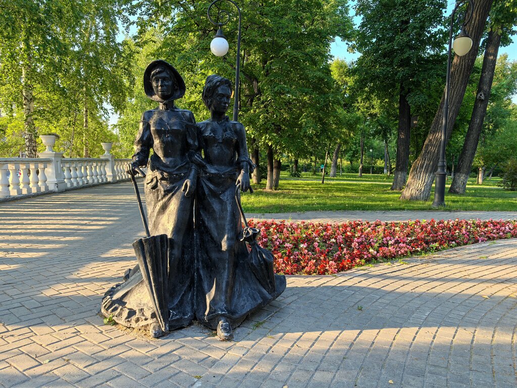 Ескерткіш, мүсін Дамы на прогулке, Тюмень, фото