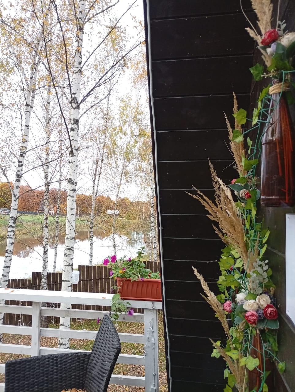 Фото Дом у озера в лесу