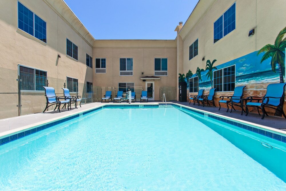 Фото Holiday Inn Express Hotel & Suites Hollywood Walk of Fame, an IHG Hotel