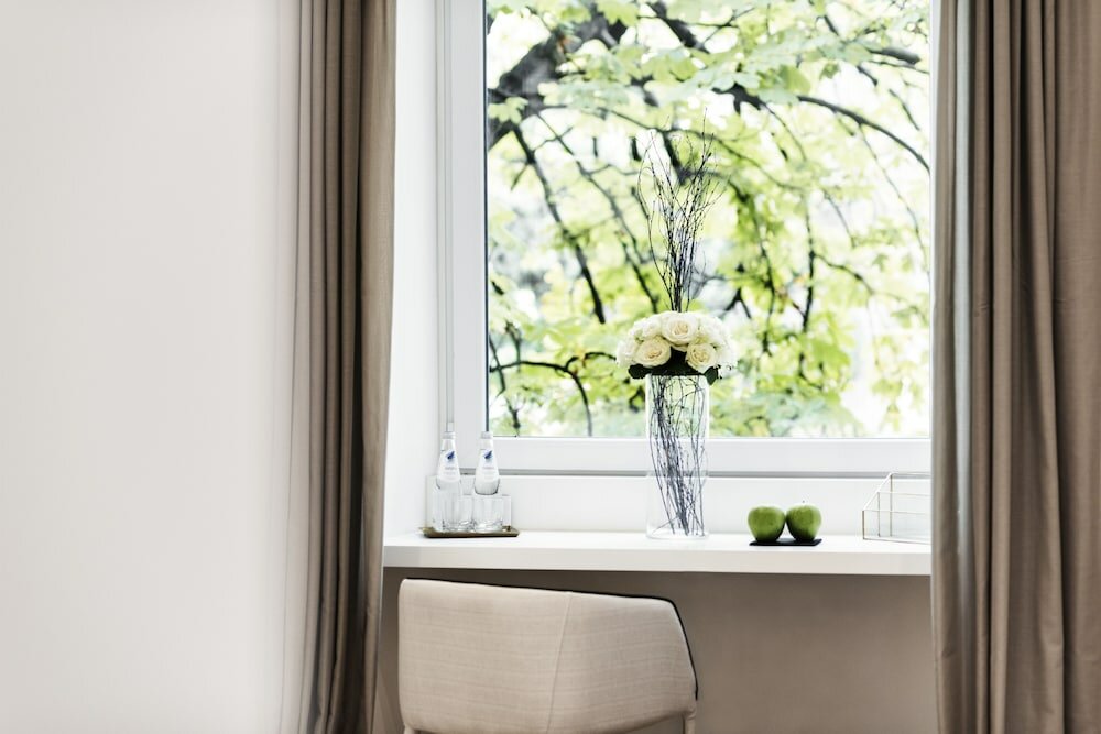 Фото The Shire Hotel