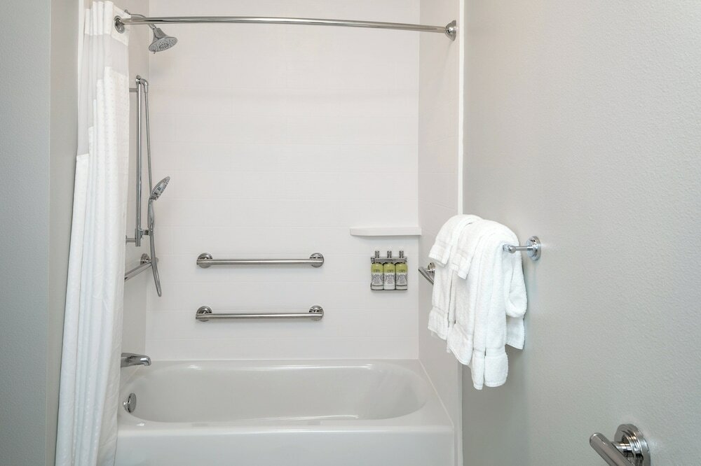 Фото Holiday Inn Express & Suites Bend South, an Ihg Hotel