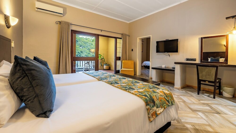 Фото Hotel Numbi and Garden Suites