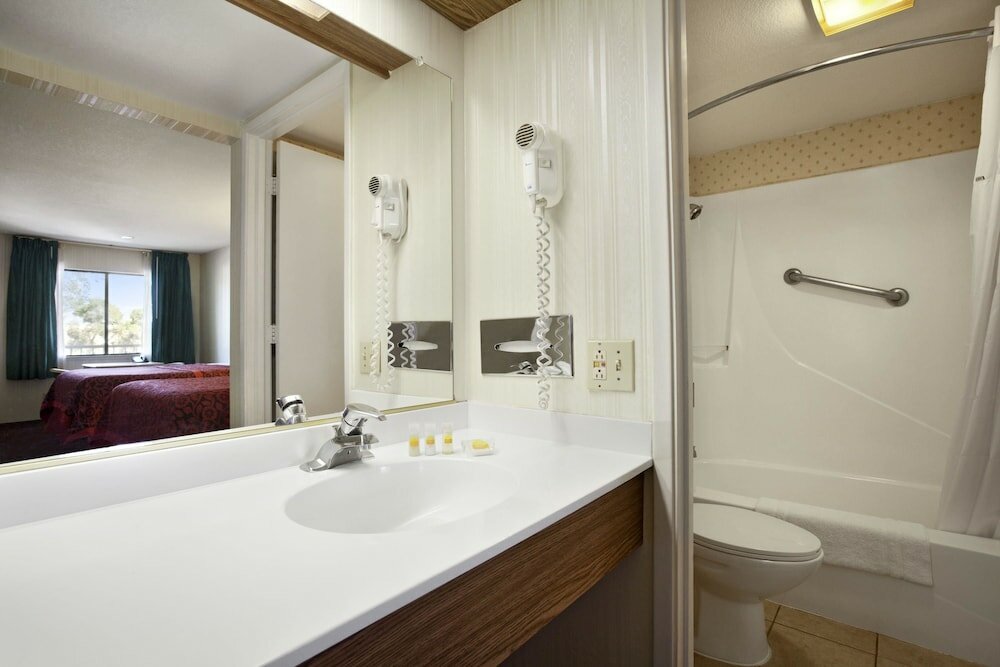 Фото Days Inn by Wyndham Gilroy