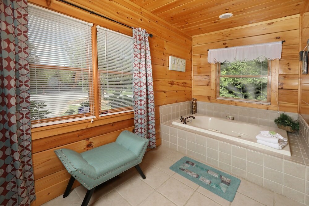 Фото Majestic Manor - Five Bedroom Cabin