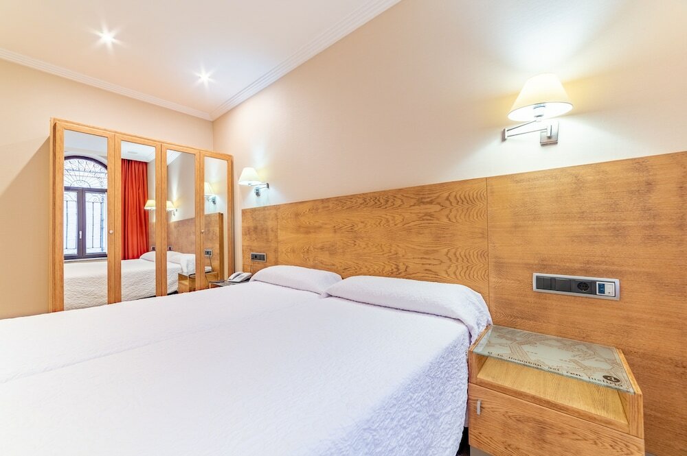 Фото Hotel San Juan de los Reyes