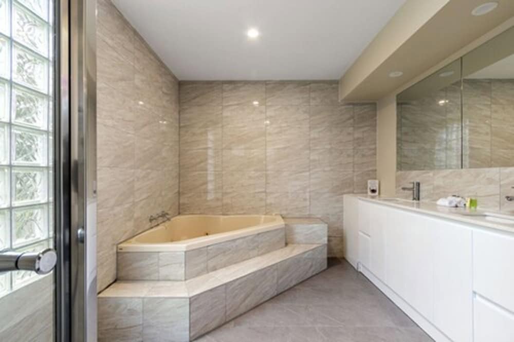 Фото Knox International Hotel & Apartments