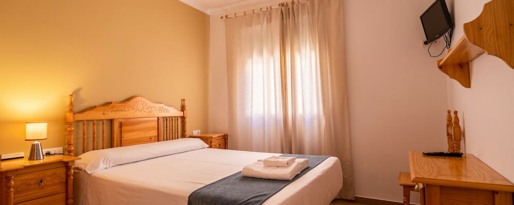 Фото Hostal Valdepeñas by Bossh Hotels