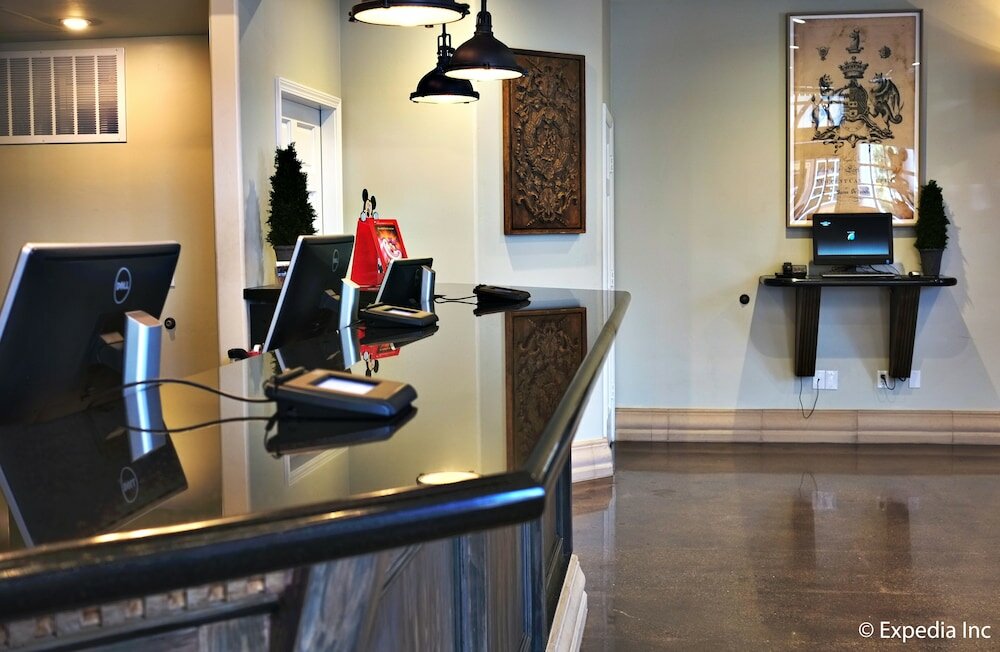 Фото Anaheim Camelot Inn & Suites