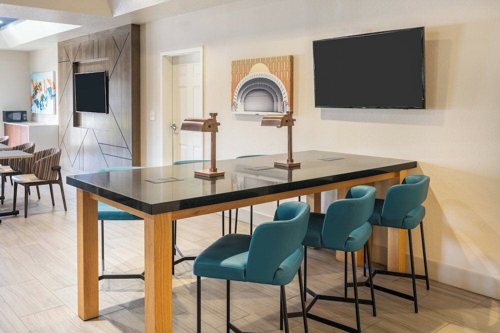 Фото Holiday Inn Express & Suites Orlando International Airport