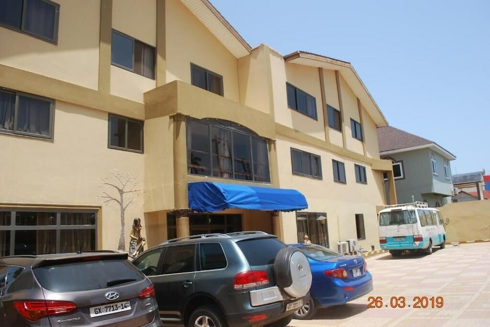 Фото Ampomaah Hotel