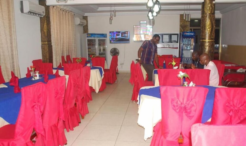 Фото Ampomaah Hotel