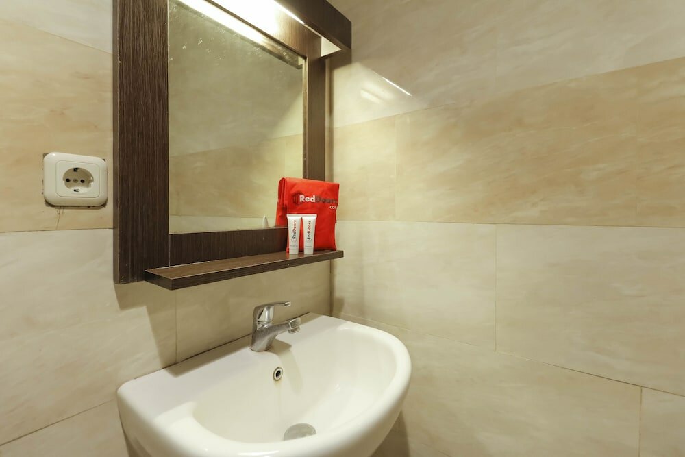 Фото RedDoorz Plus near Pantai Losari