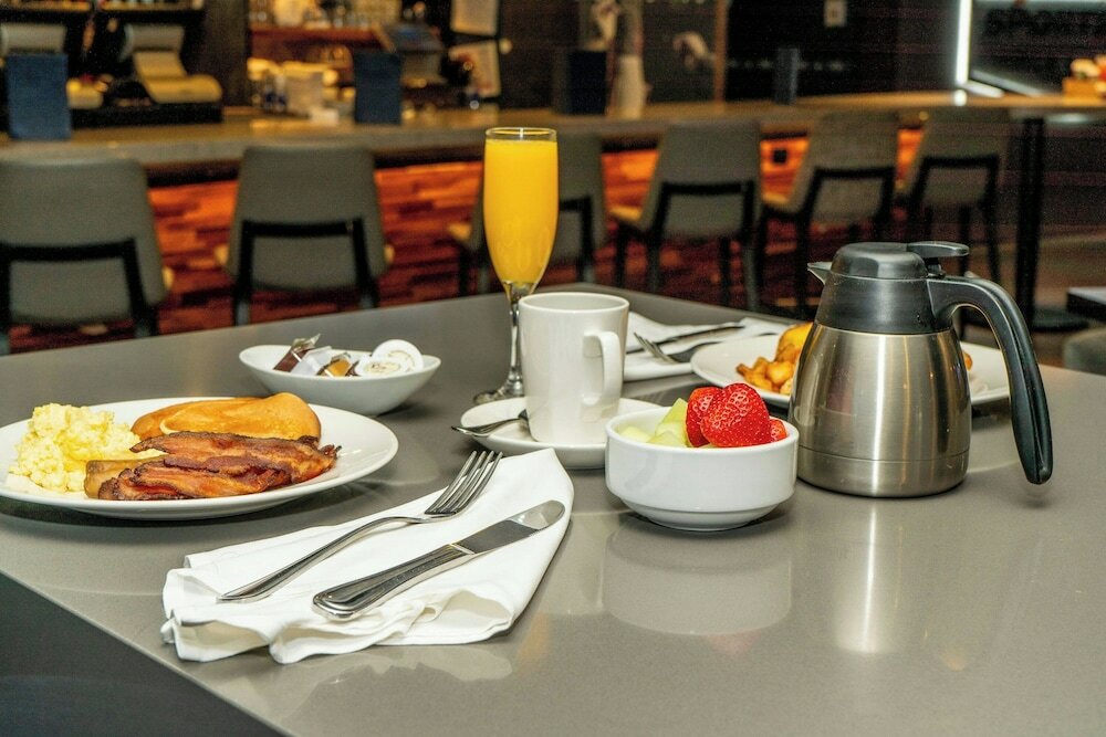 Фото Toronto Marriott City Centre Hotel
