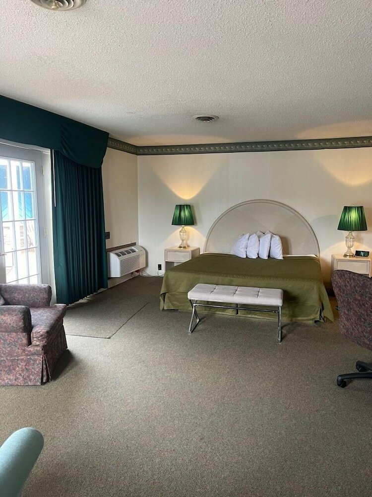 Фото Knights Inn Mackinaw City