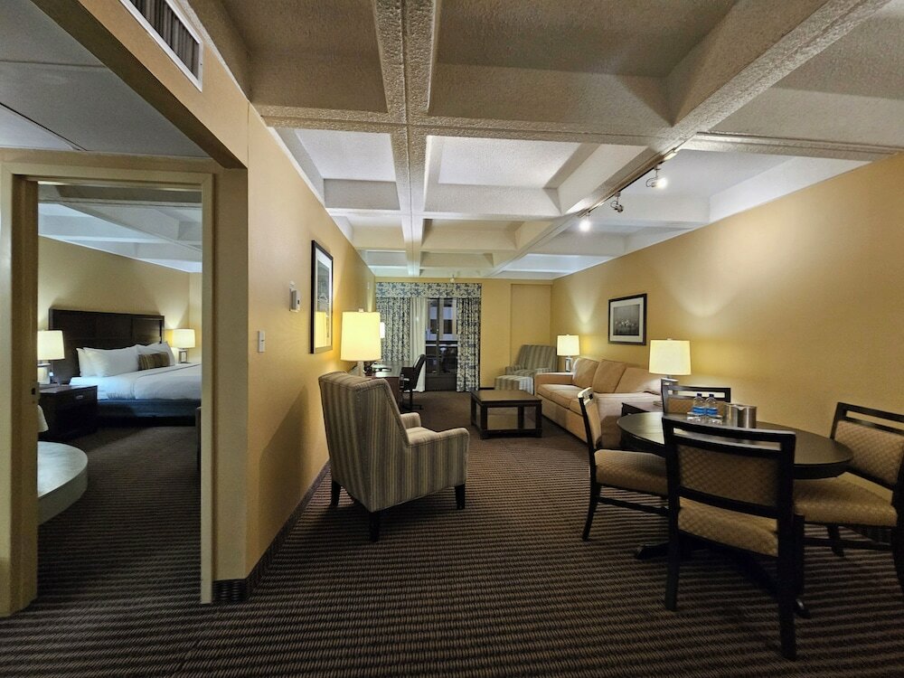 Фото Wyndham Edmonton Hotel and Conference Centre