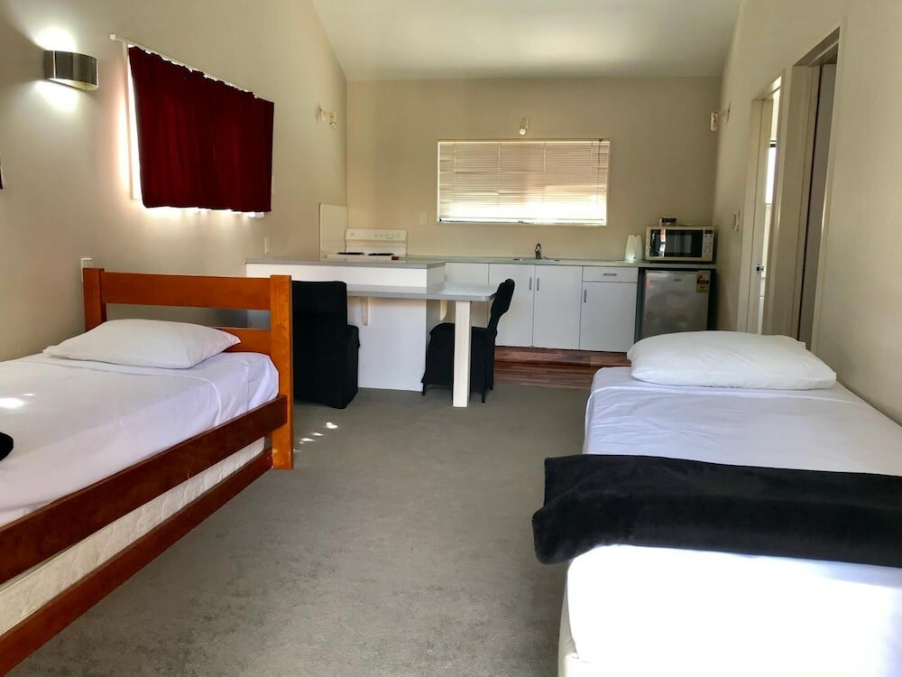 Фото Rayland Epsom Motel