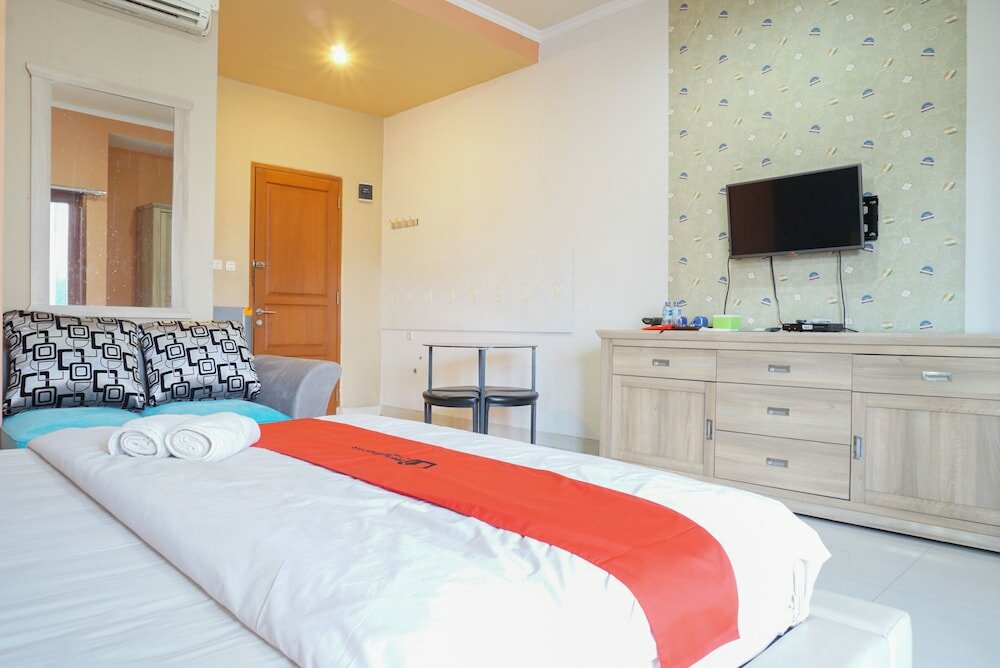 Фото Residences by RedDoorz near Kemang Square