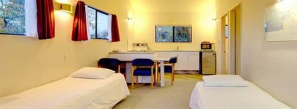 Фото Rayland Epsom Motel