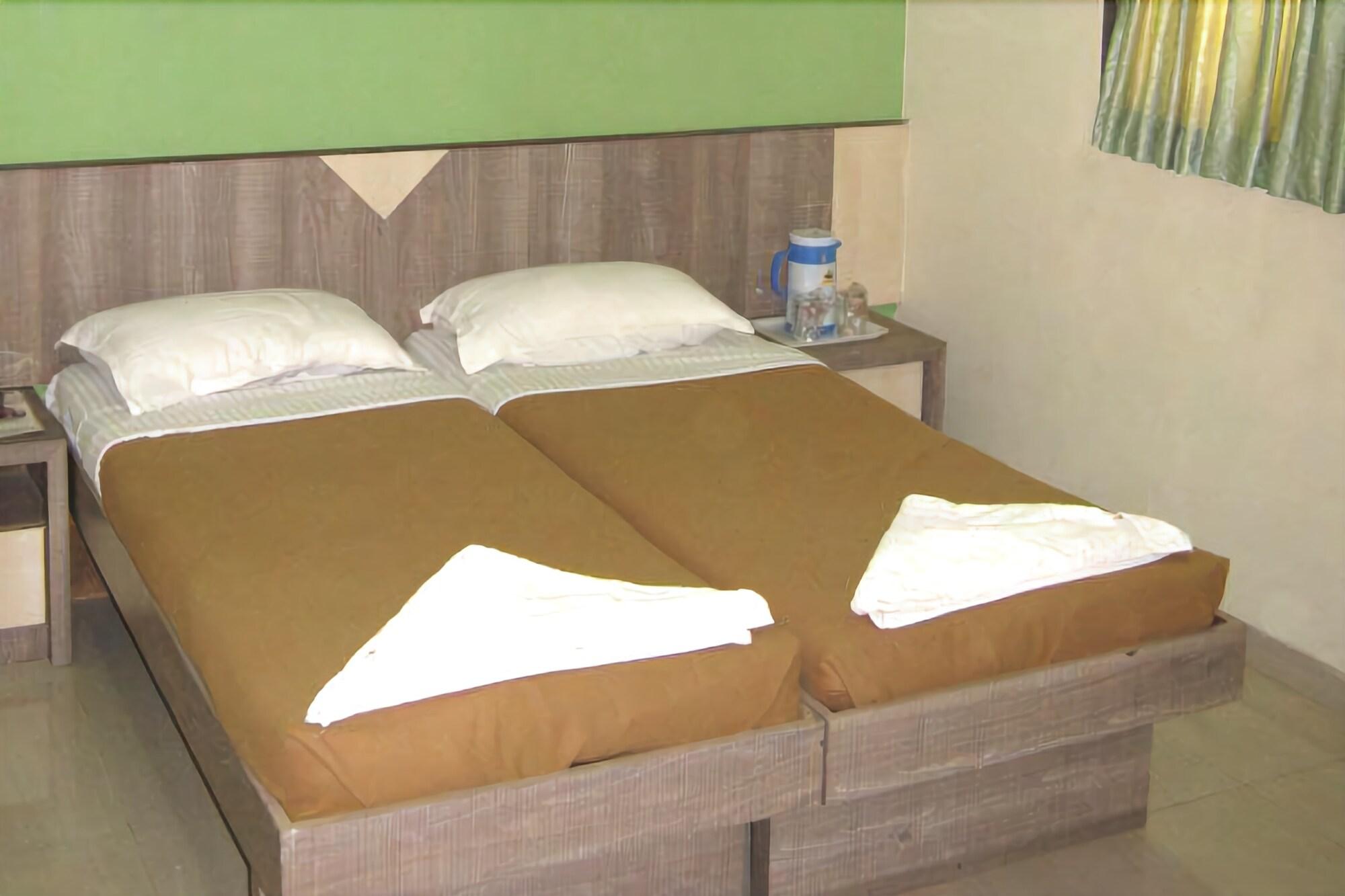 Фото Oyo 8311 Hotel Galaxy Residency