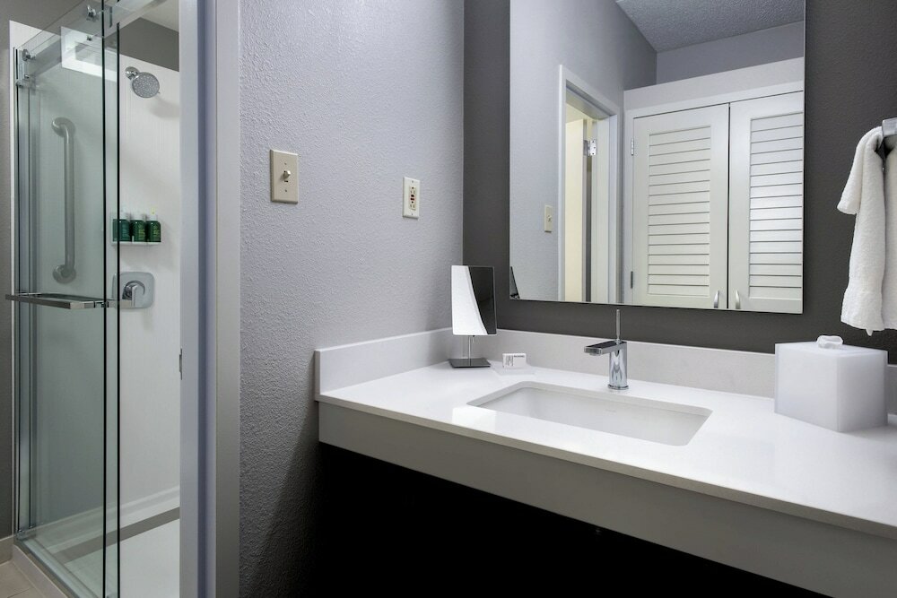 Фото Courtyard by Marriott Lincroft Red Bank