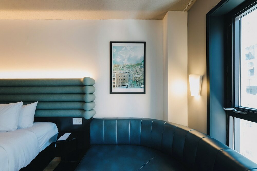 Фото Hotel Le Dauphin Montreal Centre Ville