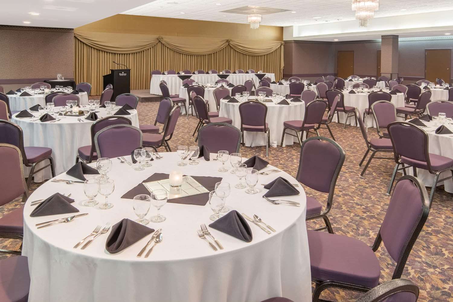 Фото Ramada Plaza by Wyndham Calgary Downtown