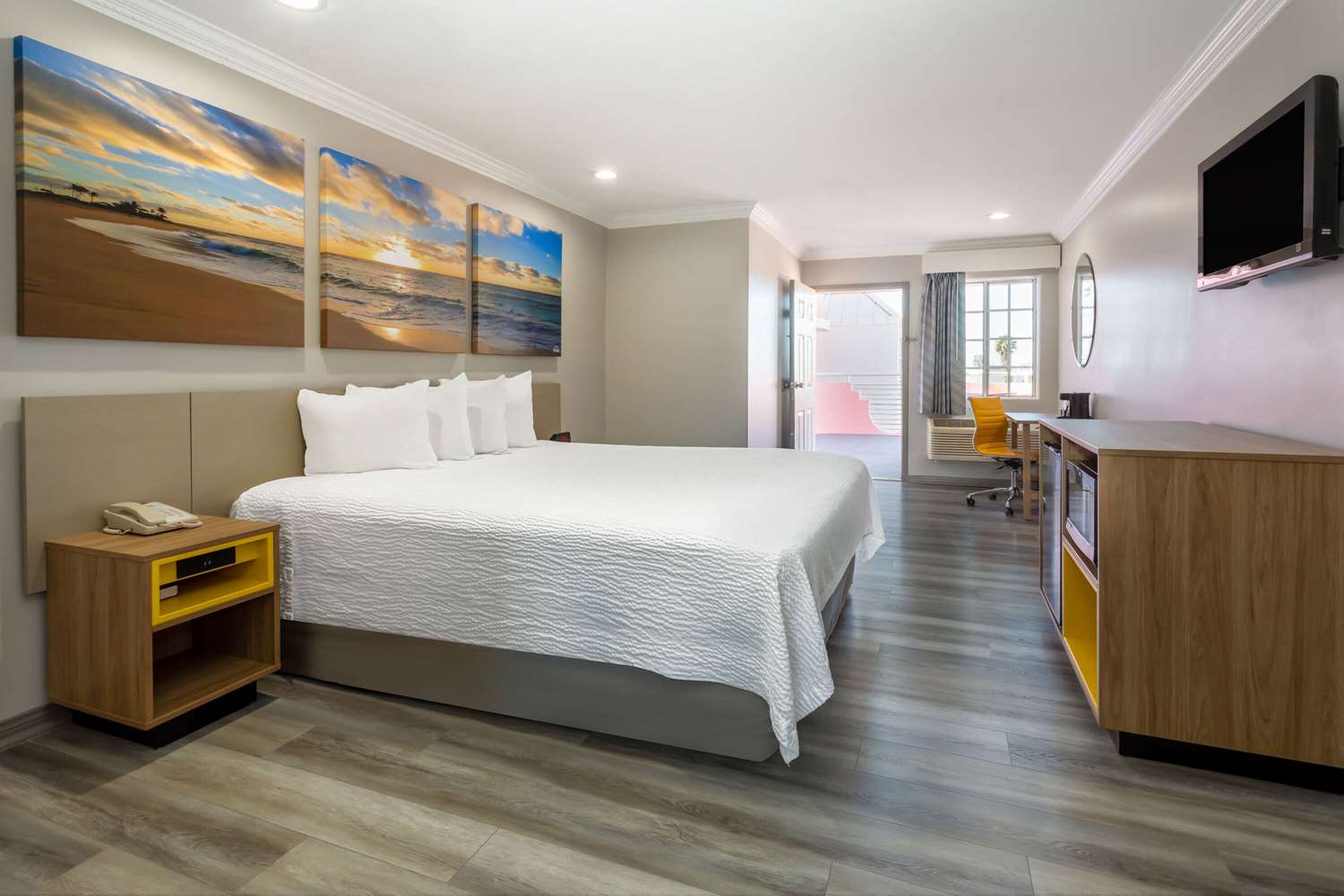 Фото Days Inn by Wyndham Santa Monica/Los Angeles