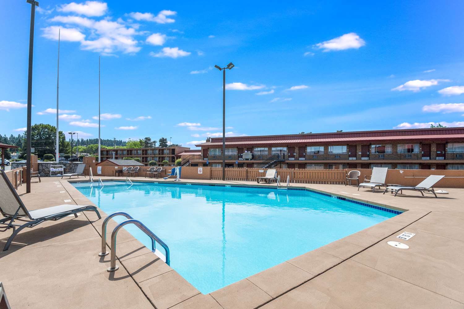 Фото Rodeway Inn Portland Airport Hotel