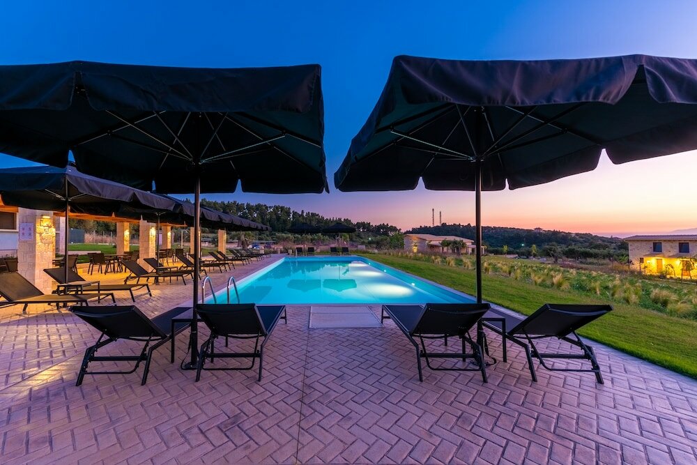 Фото Mint Retreat Suites