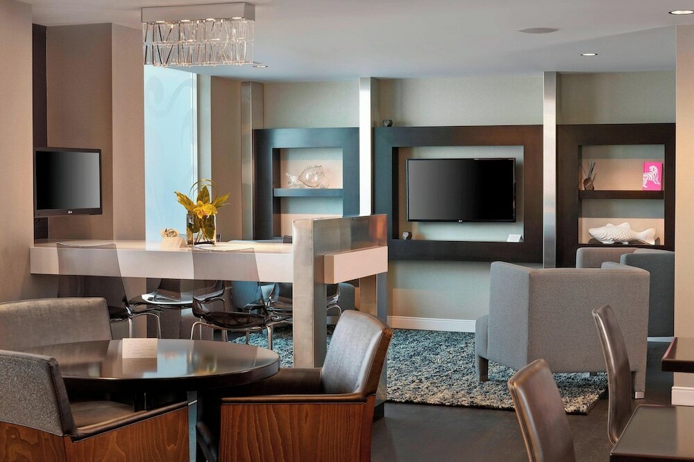 Фото Renaissance Edmonton Airport Hotel