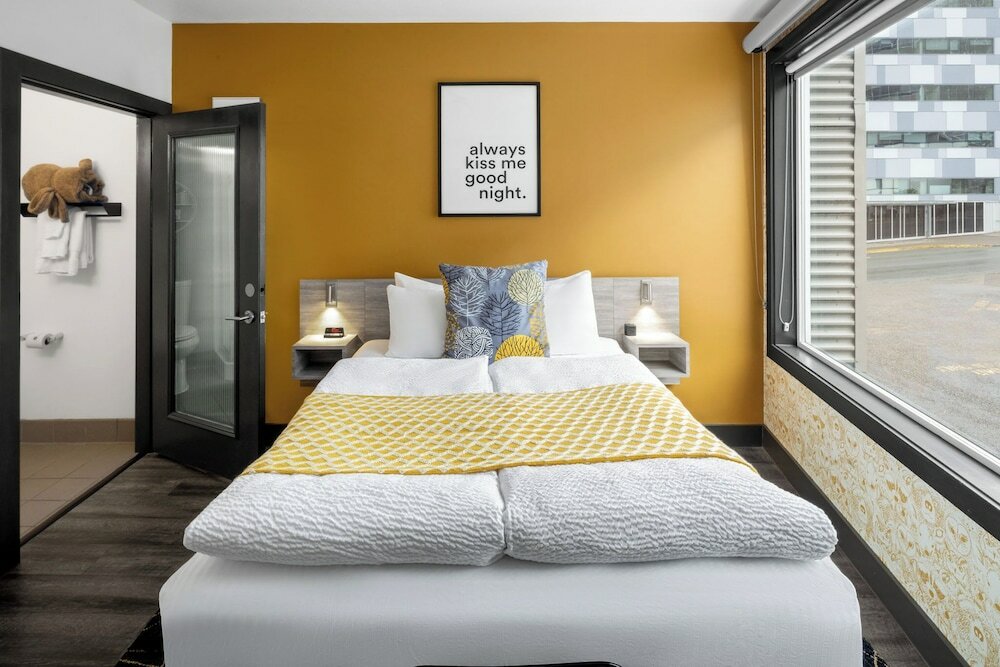 Фото Silverbow Inn Hotel & Suites