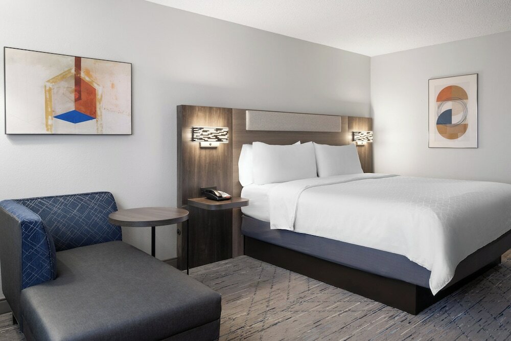 Фото Holiday Inn Express & Suites Midwest, an Ihg Hotel