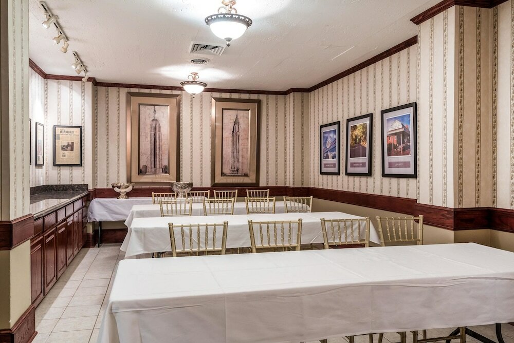 Фото Hotel Bothwell Sedalia Central District, Ascend Hotel Collection