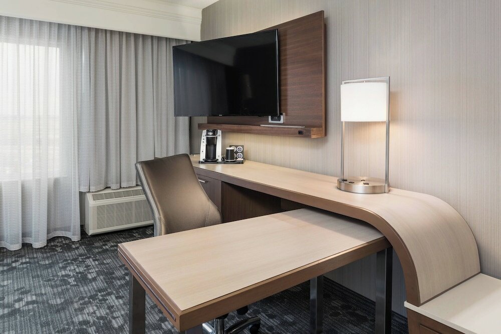 Фото Courtyard by Marriott Toronto Vaughan
