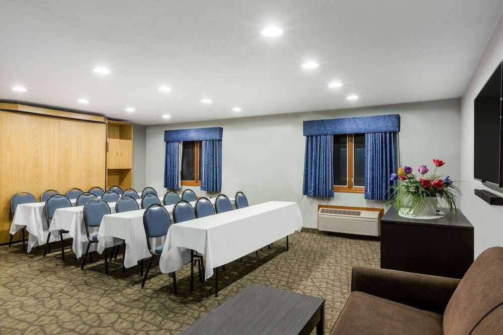 Фото Baymont by Wyndham Pella