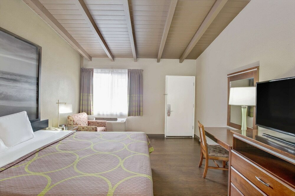 Фото Super 8 by Wyndham Los Angeles-Culver City Area