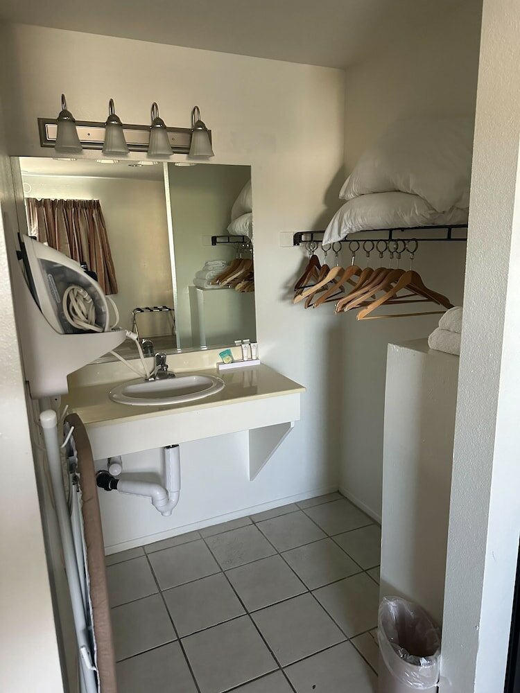 Фото Jolly Roger Hotel