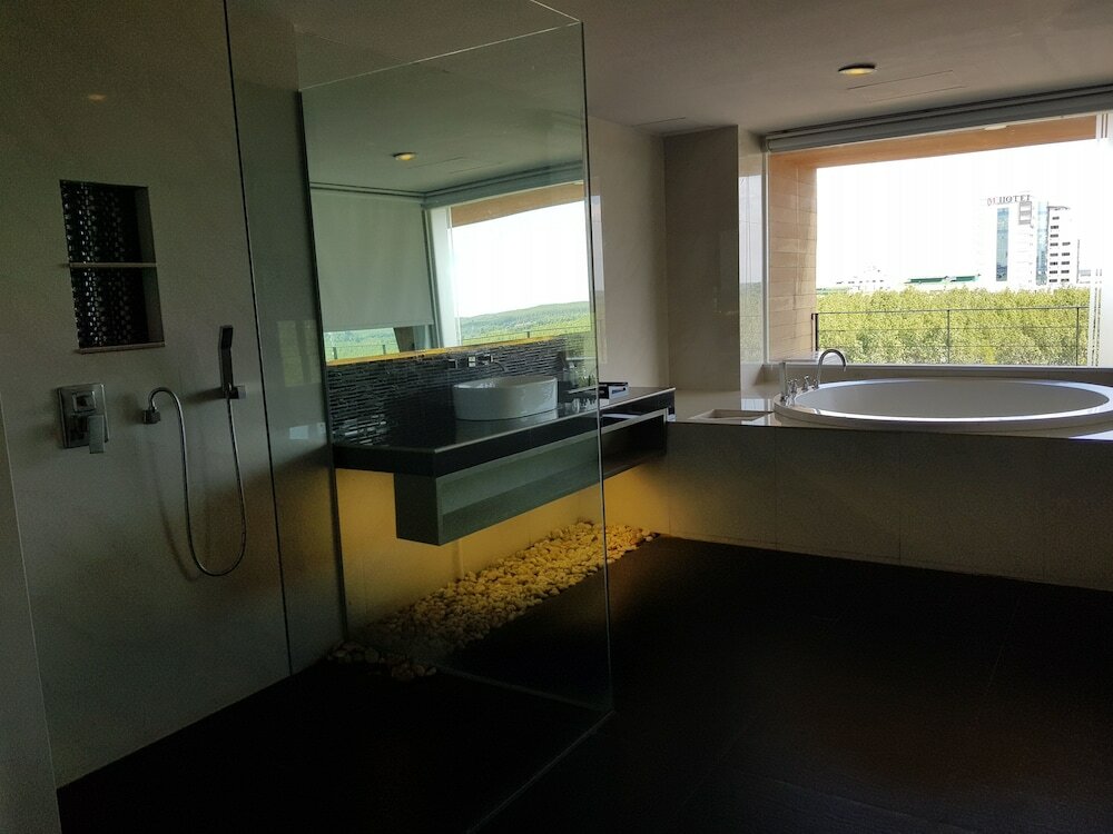 Фото The Vista Hotel