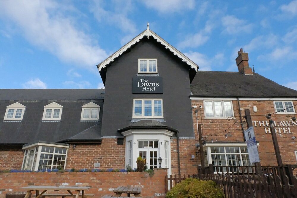 Фото The Lawns Hotel